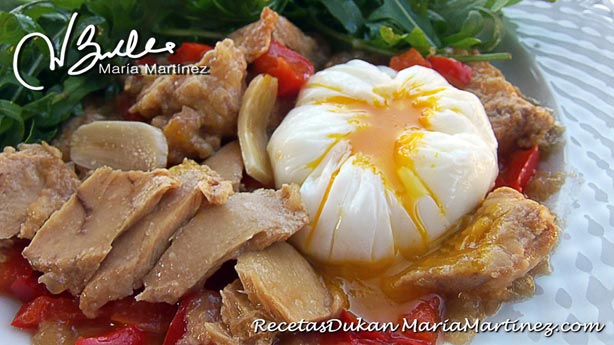 Bonito encebollado Dukan con huevo poché Bonito encebollado Dukan con huevo poché