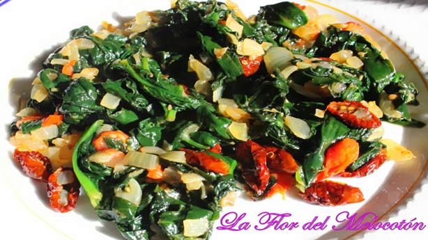 Recetas Dukan con Tomates Secos:  Espinacas con cebolla y tomates secos